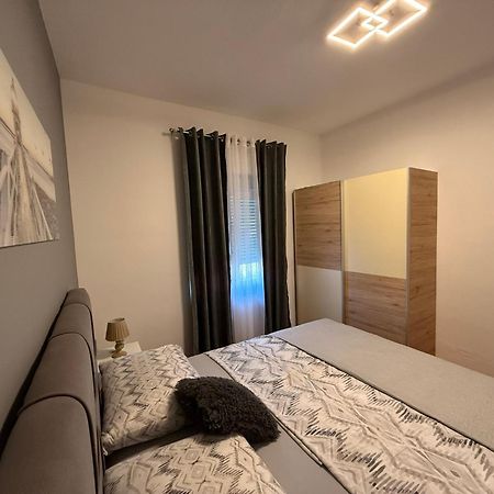 Apartment Karma Zara Esterno foto