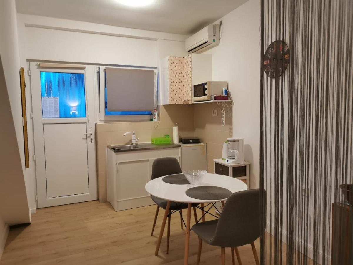 Apartment Karma Zara Esterno foto