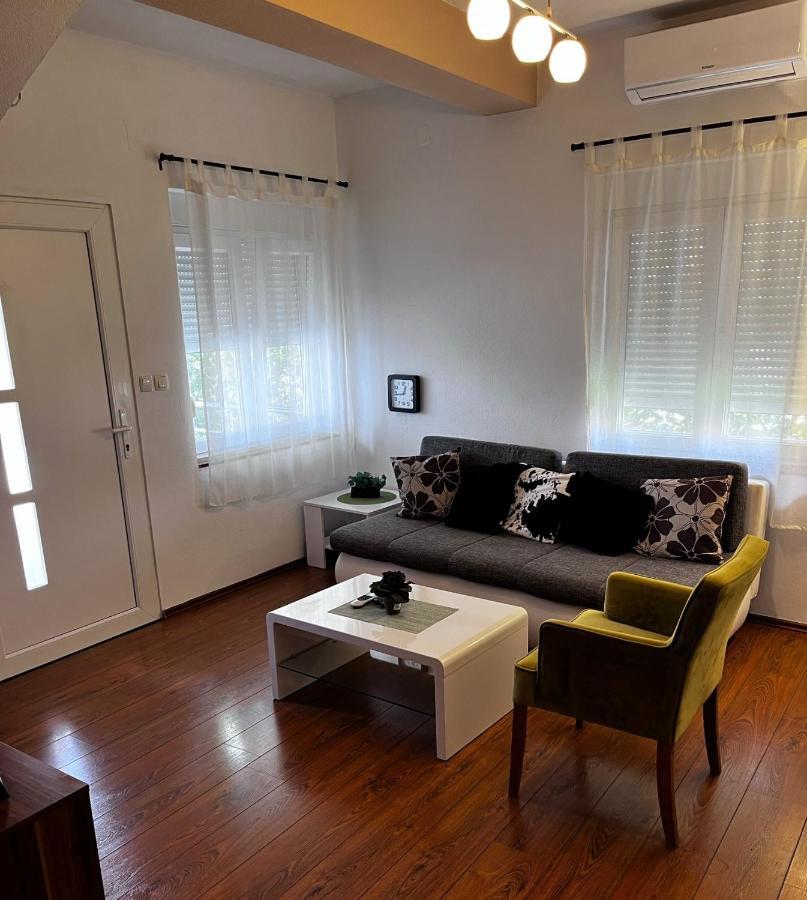 Apartment Karma Zara Esterno foto