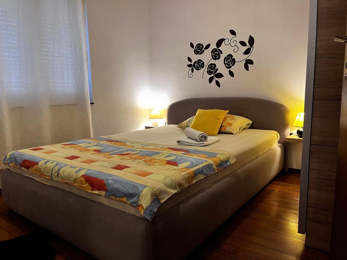 Apartment Karma Zara Esterno foto