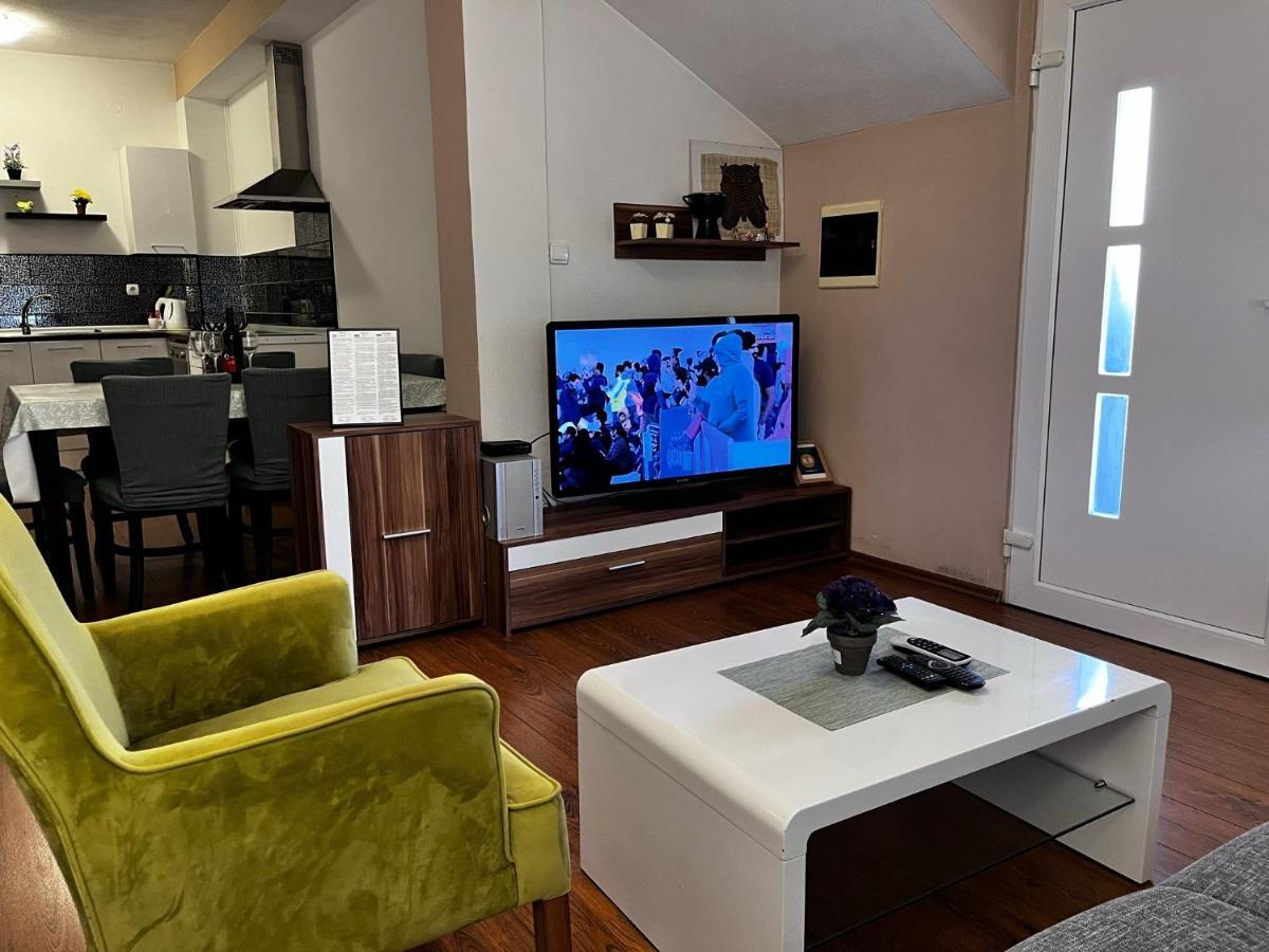Apartment Karma Zara Esterno foto