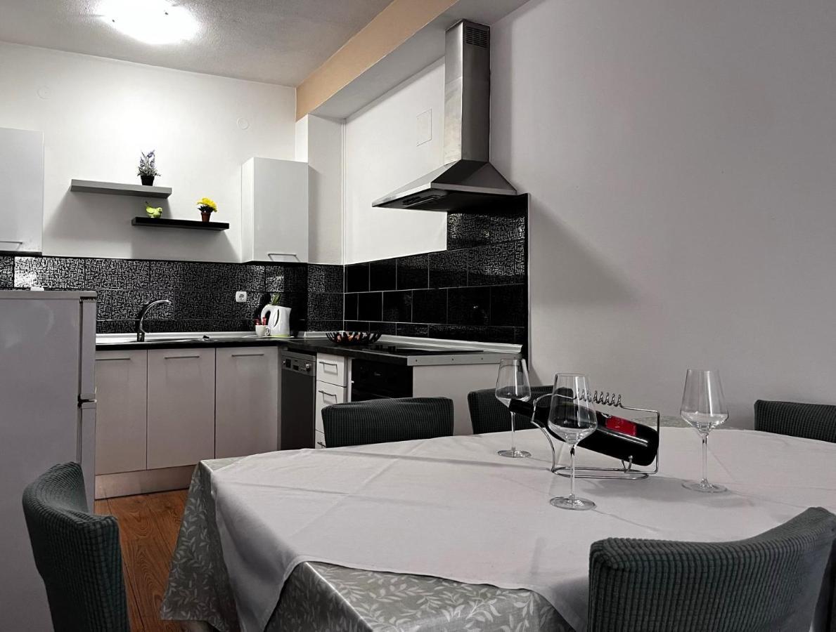 Apartment Karma Zara Esterno foto
