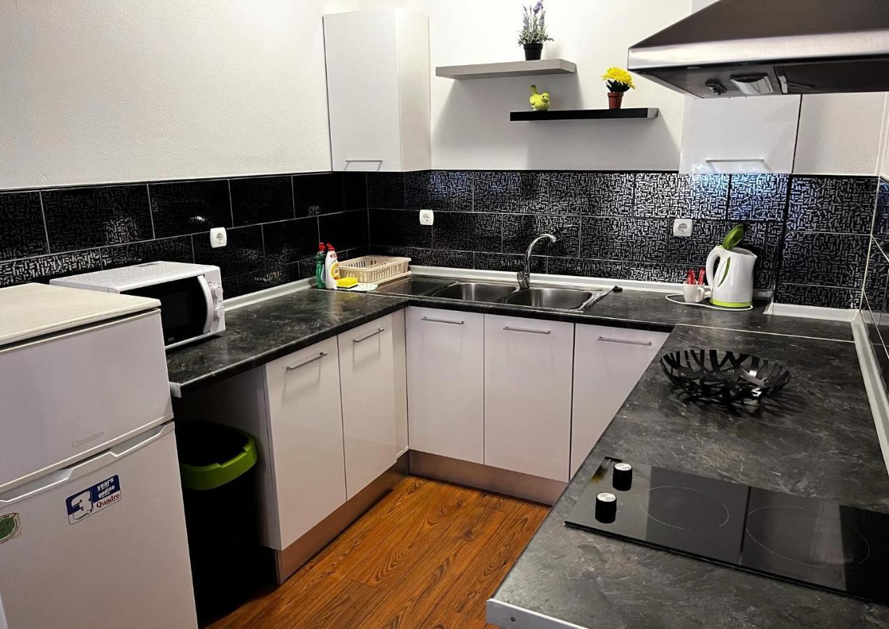 Apartment Karma Zara Esterno foto